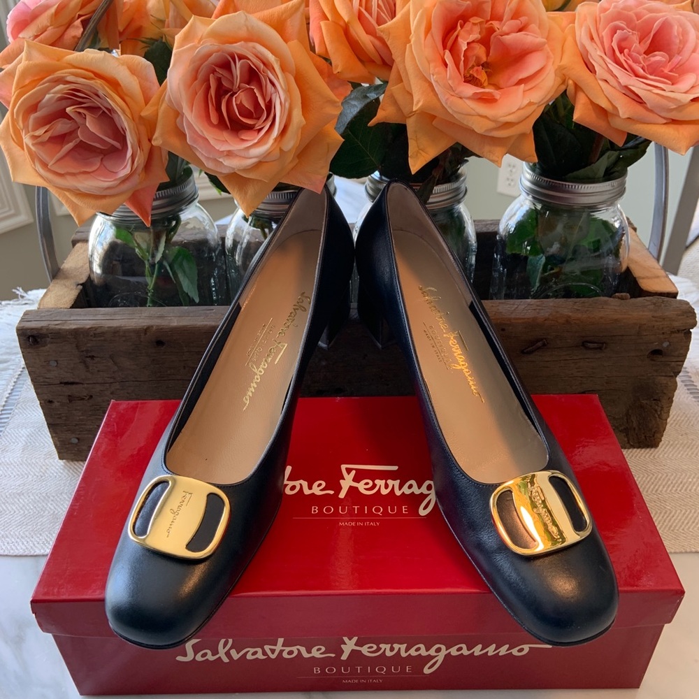 Salvatore Ferragamo Boutique•Navy Gift Pumps•8.5AA
